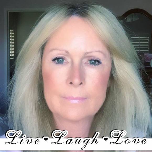 Poshmark profile picture for @laws